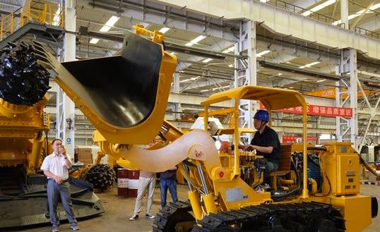 側(cè)卸式裝巖機 側(cè)卸式裝巖機